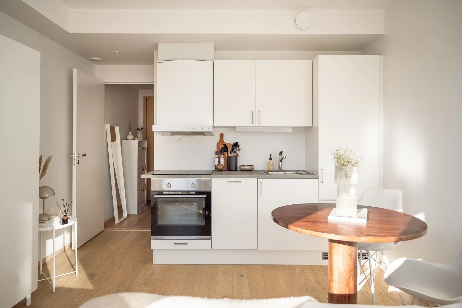 Kjøkken - Stekeovn, platetopp, vaskemaskin og kombiskap er inkludert!